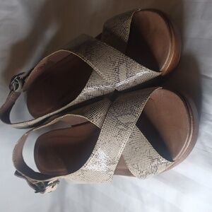 Dansko Textured Jacinda Sandals 👡